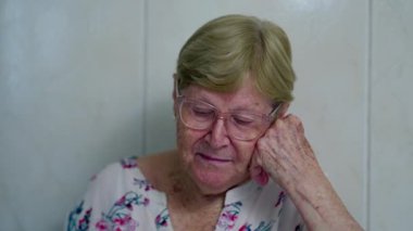 Derin zihinsel yansıması olan düşünceli yaşlı kadın yaşlılıkta hayatın endişelerini ve zorluklarını düşünüyor. 80 'li yaşlarda düşünceli emekli biri.
