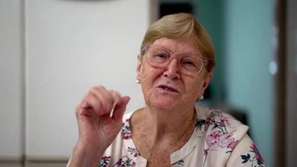 Ancianos Mujer Mayor Saludando Adiós Cámara Webcam Pov Concepto Persona — Vídeos de Stock