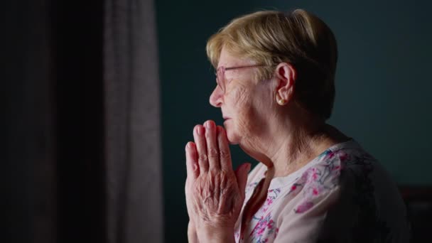 Mujer Anciana Orando Dios Pie Junto Ventana Haciendo Señal Cruz — Vídeos de Stock