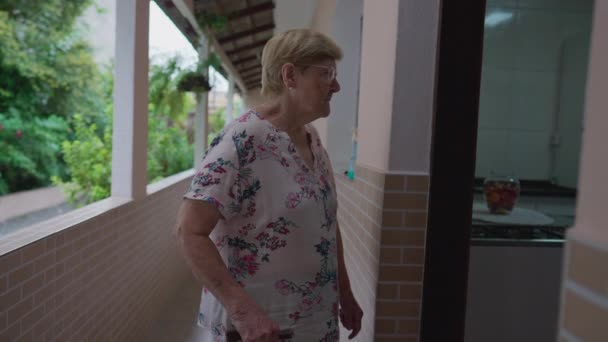 Senior Senhora Idosa Caminha Casa Com Bengala Conceito Velhice Pessoa — Vídeo de Stock