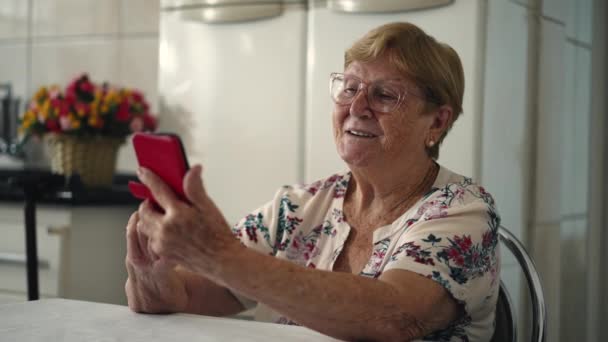 Mujer Mayor Usando Dispositivo Teléfono Celular Cocina Casera — Vídeos de Stock