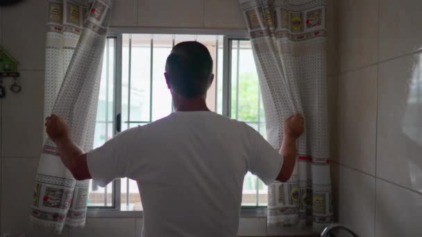 Costas Pessoa Abrindo Cortina Cozinha Pela Manhã Homem Começando Dia — Vídeo de Stock