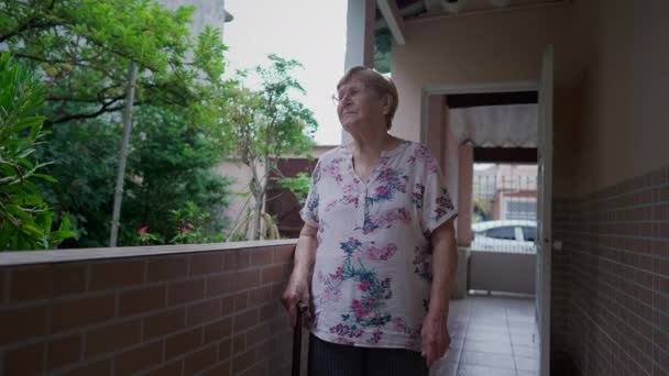 Wanita Tua Yang Sedang Berjalan Jalan Rumah Merenungkan Taman Orang — Stok Video