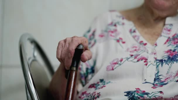 一位深谋远虑的白人老年妇女紧紧抓住手杖 反思着80年代老年人的生活回忆和老年生活方式 — 图库视频影像