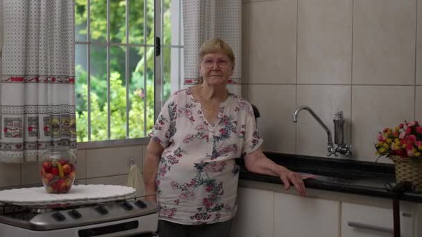 Retrato Una Mujer Mayor Pie Cocina Por Ventana Personas Mayores — Vídeos de Stock