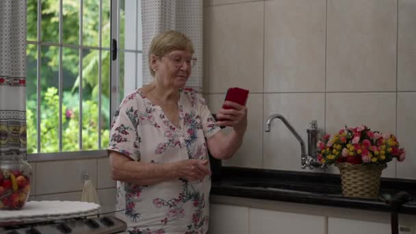 Jubilada Anciana Edad Avanzada Utilizando Teléfono Escena Doméstica Pie Junto — Vídeos de Stock