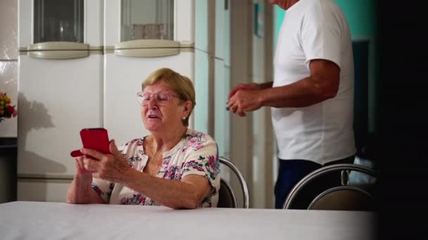 上了年纪的老太太和大儿子在家里厨房里 真真切切地过着退休老妇人和中年男子的家庭生活 — 图库视频影像