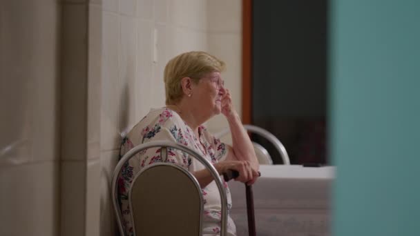 Anciana Mujer Mayor Sentada Casa Cocina Contemplando Vida Domestico Auténtica — Vídeos de Stock