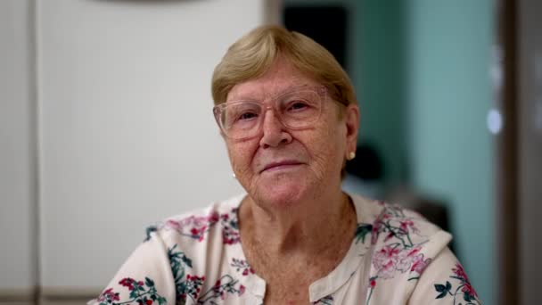 Retrato Una Anciana Mujer Mayor Caucásica Primer Plano Mirando Cámara — Vídeos de Stock