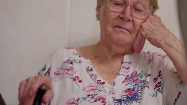 Pensive Eläkkeellä Kypsä Vanha Nainen Kotona Syvällinen Harkittu Heijastus Vanhempi — kuvapankkivideo