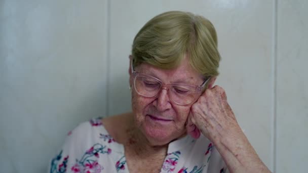 Mujer Anciana Pensativa Profunda Reflexión Mental Pensando Las Preocupaciones Dificultades — Vídeos de Stock