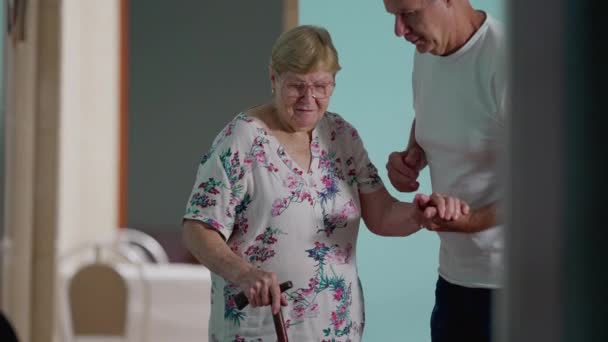 Evde Yaşlı Bir Kadına Yardım Etmek Yetişkin Bir Çocuğun Yaşlı — Stok video