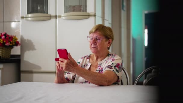 Señora Mayor Que Interactúa Con Tecnología Moderna Uso Dispositivo Teléfono — Vídeos de Stock