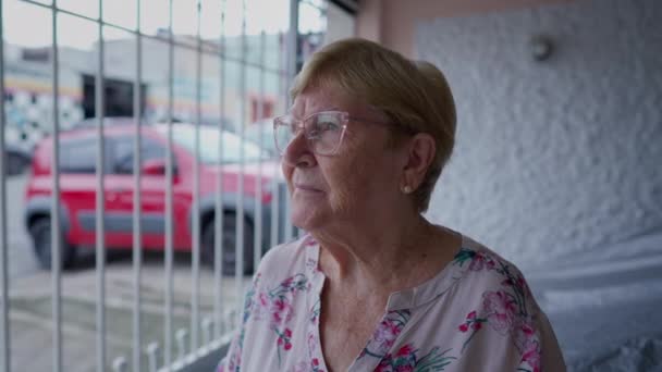 Mujer Anciana Contemplativa Sus Años Edad Espera Red Estacionamiento Hogar — Vídeos de Stock