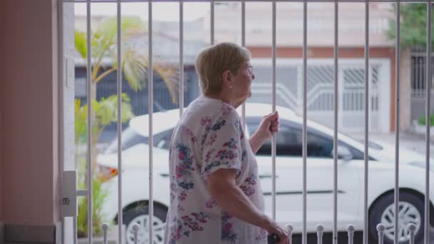 Starší Žena Stojící Uvnitř Stála Doma Výhledem Chodník Jeden Starší — Stock video