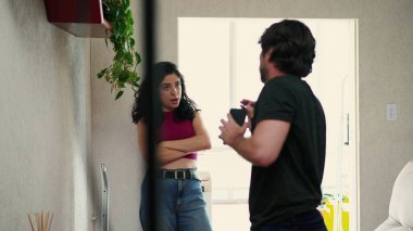 Zor zamanlarda çiftler sorunları tartışıyor. İlişki ayrılığı sözlü kavgası. Erkek ve kadın ayrılıyor.