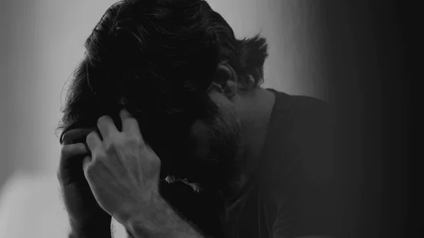 Драматический Депрессивный Молодой Человек Страдающий Эмоциональной Боли Мрачное Лицо Мужчины — стоковое фото
