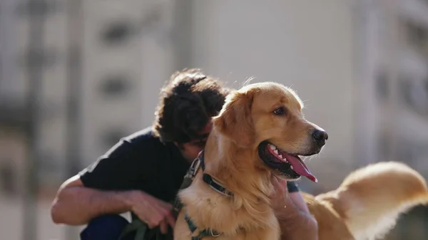 Parkta Elinde Golden Retriever Dog Olan Bir Adam Kameraya Poz — Stok fotoğraf