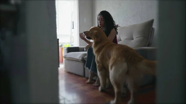 Estilo Vida Sincero Una Joven Pensativa Dentro Apartamento Con Perro — Foto de Stock