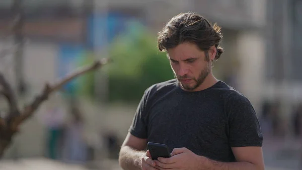Uomo Candido Guardando Suo Telefono Mentre Piedi Fuori Città Con — Foto Stock