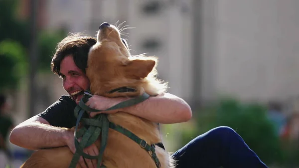 Feliz Dueño Del Perro Riendo Sonriendo Mientras Abraza Perro Golden — Foto de Stock