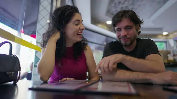 Szczęśliwa Para Patrząc Menu Siedzi Wewnątrz Restauracji Mężczyzna Kobieta Razem — Zdjęcie stockowe