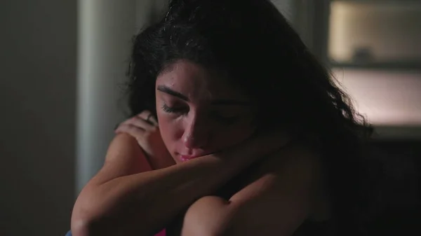 Одна Депрессивная Молодая Женщина Чувствует Себя Одинокой Страдает Душевной Боли — стоковое фото