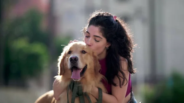 Feliz Mujer Besando Perro Parque Propietario Mascotas Posando Con Compañero — Foto de Stock