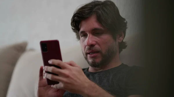 Ευτυχής Άνθρωπος Κοιτάζοντας Συσκευή Smartphone Στο Σπίτι Άνδρας Στα Κάθεται — Φωτογραφία Αρχείου