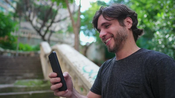 Boldog Jóképű Férfi Éveiben Pozitív Üzenetet Kap Mobilján Miközben Kint — Stock Fotó