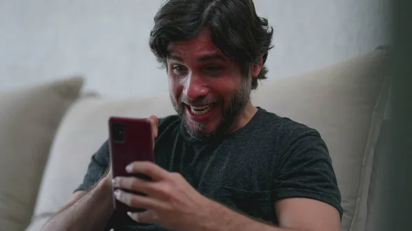 Radostný Mladý Muž Líbí Obsah Line Při Držení Smartphone Zařízení — Stock fotografie