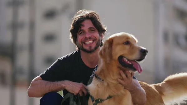 Parkta Elinde Golden Retriever Dog Olan Bir Adam Kameraya Poz — Stok fotoğraf