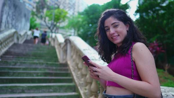 Mujer Feliz Recibir Notificación Positiva Dispositivo Teléfono Inteligente Mientras Está — Foto de Stock