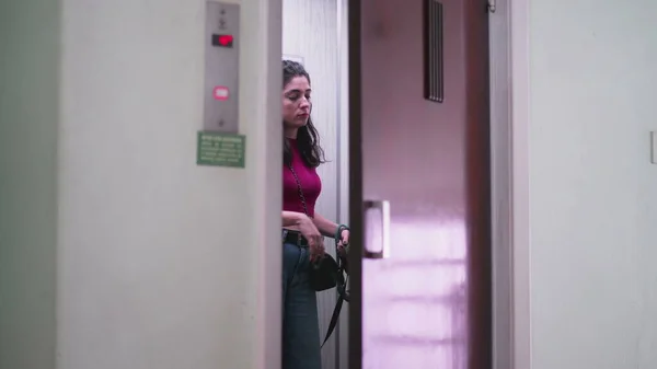 엘리베이터 여자가 줄을타고 산책하러 엘리베이터에 오르는 사람들의 — 스톡 사진