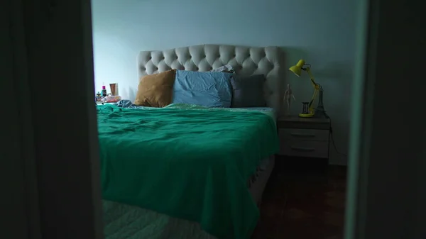 Спальня Кроватью Матрасом Простынями Прикроватной Лампой — стоковое фото