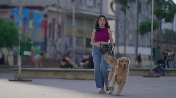 Een Vrouw Die Stad Loopt Met Haar Hond Aan Lijn — Stockfoto
