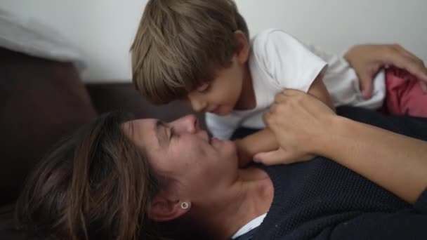 Anya Gyerek Eszkimó Csókot Adnak Szeretetteljes Pillanat Szülő Kisfiú Között — Stock videók