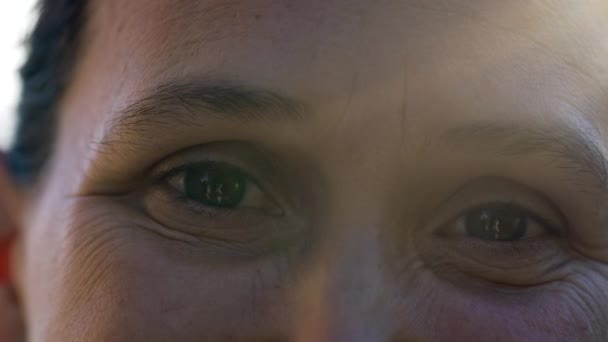 Одна Счастливая Женщина Макро Закрыть Глаза Глядя Камеру Бликом Объектива — стоковое видео
