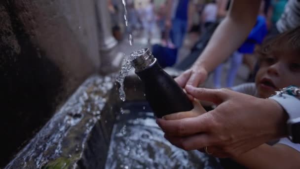 Madre Hijo Llenando Botella Con Agua Fuente Pública Calle Europea — Vídeo de stock