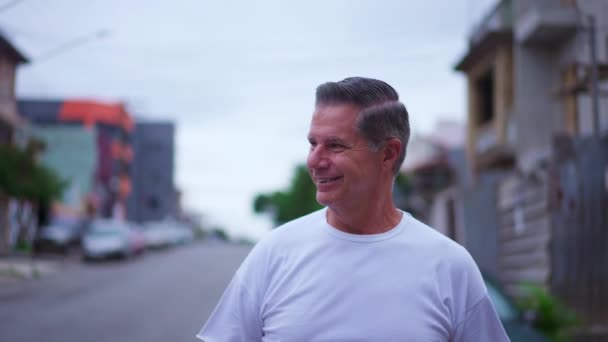 Ein Glücklicher Älterer Mann Winkt Nachbarn Beim Spazierengehen Auf Der — Stockvideo