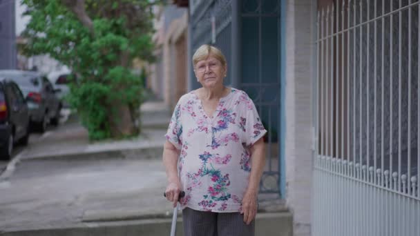Retrato Una Anciana Pie Calle Sosteniendo Bastón Mirando Cámara Con — Vídeos de Stock