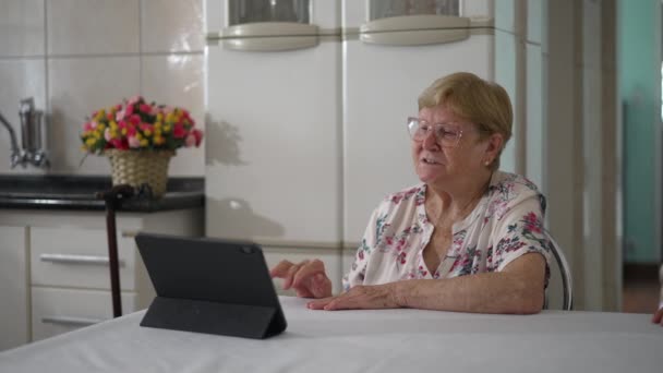 与亲戚一起使用平板设备的老年妇女 80多岁的老年人利用现代技术通过视频会议与家人交谈 — 图库视频影像