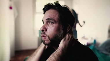 Krizdeki Stresli Adam. Arka planda Çığlık atan Kız Arkadaş, İlişkide Zihinsel Baskıyla Mücadele