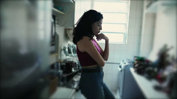 台所の女性の熟考 30代の若い女性 人生について考えるジレンマ — ストック写真