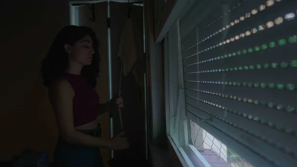 Wanita Menutup Jendela Tirai Rumah Orang Mengubah Ruang Gelap Gulita — Stok Foto