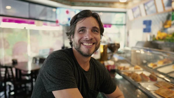 Happy Man Poseert Voor Camera Terwijl Hij Eten Bestelt Bij — Stockfoto