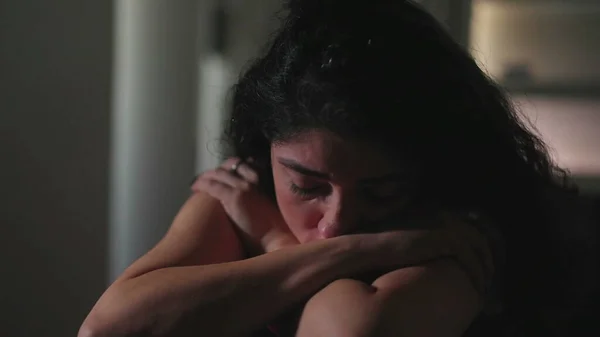 Одна Депрессивная Молодая Женщина Чувствует Себя Одинокой Страдает Душевной Боли — стоковое фото