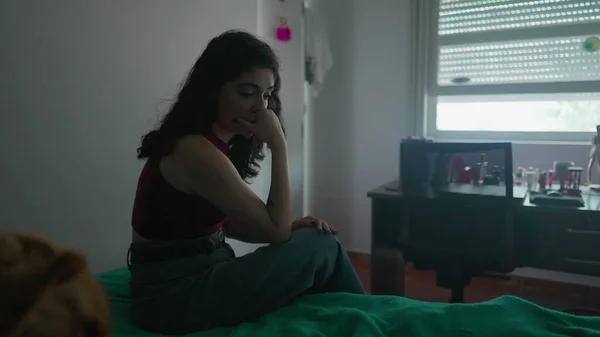 一个忧心忡忡的年轻女人 带着沉思的表情坐在床边 30多岁的女性与内心的情感斗争 — 图库照片