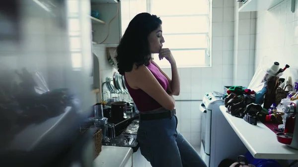 Mujer Joven Pensativa Pensando Decisión Pie Cocina Momento Estilo Vida — Foto de Stock