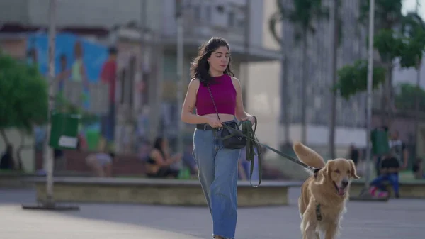 Vrouw Die Haar Hond Uitlaat Aan Een Riem Stad Straat — Stockfoto